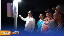 Caption: Bupati Sampang H Slamet Junaidi meresmikan PJU baru di Jalan Lingkar Selatan, (dok. Harry Rega Media). 