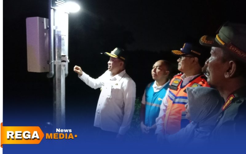 Caption: Bupati Sampang H Slamet Junaidi meresmikan PJU baru di Jalan Lingkar Selatan, (dok. Harry Rega Media). 