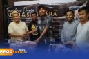 Caption: Haji Her menyerahkan hasil donasi konser Valen DA7 kepada relawan Bawang Mas Group untuk korban bencana alam Aceh-Sumatera, (dok. Kurdi Rega Media). 