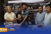 Caption: Haji Her menyerahkan hasil donasi konser Valen DA7 kepada relawan Bawang Mas Group untuk korban bencana alam Aceh-Sumatera, (dok. Kurdi Rega Media). 