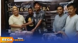 Caption: Haji Her menyerahkan hasil donasi konser Valen DA7 kepada relawan Bawang Mas Group untuk korban bencana alam Aceh-Sumatera, (dok. Kurdi Rega Media). 