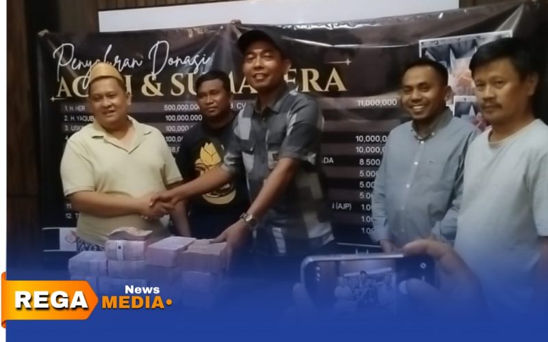 Caption: Haji Her menyerahkan hasil donasi konser Valen DA7 kepada relawan Bawang Mas Group untuk korban bencana alam Aceh-Sumatera, (dok. Kurdi Rega Media). 