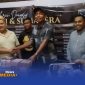 Caption: Haji Her menyerahkan hasil donasi konser Valen DA7 kepada relawan Bawang Mas Group untuk korban bencana alam Aceh-Sumatera, (dok. Kurdi Rega Media). 