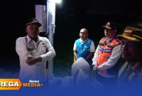 Caption: Bupati Sampang H Slamet Junaidi melakukan peninjauan sebelum meresmikan Penerangan Jalan Umum baru di JLS, (dok. Harry Rega Media). 
