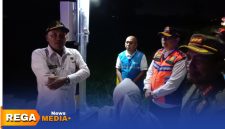 Caption: Bupati Sampang H Slamet Junaidi saat meninjau sebelumnya meresmikan pembangunan PJU di JLS, (dok. Harry Rega Media).