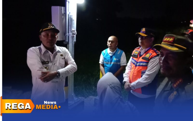 Caption: Bupati Sampang H Slamet Junaidi melakukan peninjauan sebelum meresmikan Penerangan Jalan Umum baru di JLS, (dok. Harry Rega Media). 