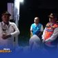Caption: Bupati Sampang H Slamet Junaidi melakukan peninjauan sebelum meresmikan Penerangan Jalan Umum baru di JLS, (dok. Harry Rega Media). 