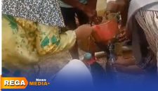 Caption: potongan video viral, sejumlah warga Desa Penyaksagan menampung cairan dari semburan sumur bor menggunakan botol, (dok. Syafin Rega Media). 