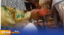 Caption: potongan video viral, sejumlah warga Desa Penyaksagan menampung cairan dari semburan sumur bor menggunakan botol, (dok. Syafin Rega Media). 