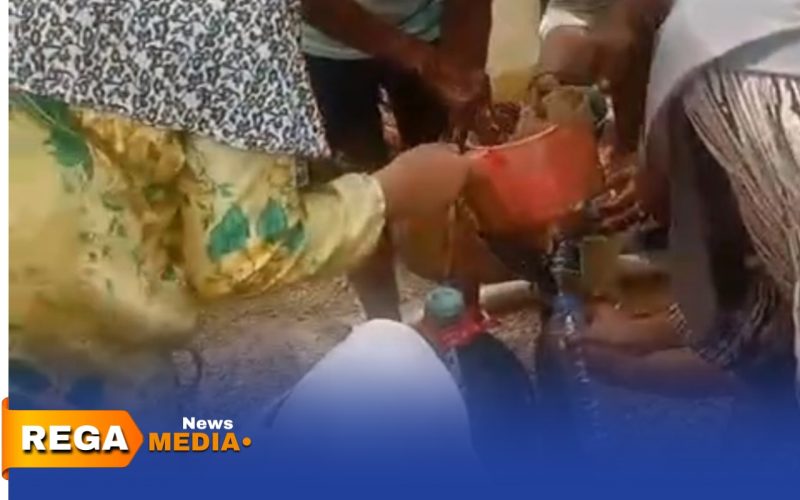 Caption: potongan video viral, sejumlah warga Desa Penyaksagan menampung cairan dari semburan sumur bor menggunakan botol, (dok. Syafin Rega Media). 