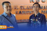 Caption: kiri, Moh Ramadhoni mewakili Direktur RSUD Pamekasan saat ditemui awak media, (dok. Kurdi Rega Media). 