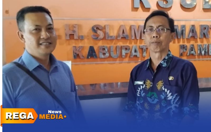 Caption: kiri, Moh Ramadhoni mewakili Direktur RSUD Pamekasan saat ditemui awak media, (dok. Kurdi Rega Media). 