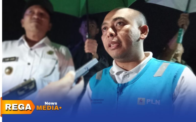 Caption: Manajer PLN UP3 Madura Fahmi Fahresi, diwawancara usai peresmian PJU baru di JLS Sampang, (dok. Harry Rega Media). 