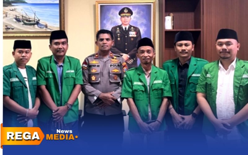 Caption: Wakapolres Sumenep Kompol Masyhur Ade, pose bersama anggota LBH PC GP Ansor Sumenep, (sumber foto: Sumenep.go.id). 