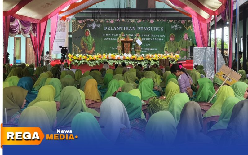 Caption: sebelum pengukuhan, panitia membacakan SK pengurus ranting dan anak ranting Muslimat NU Kecamatan Kedungdung, (dok. foto istimewa). 