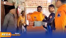 Caption: BPBD Sampang tampak didampingi anggota DPRD dan Kades saat menyerahkan bantuan logistik kepada kedua lansia di Desa Nyeloh, (dok. Harry Rega Media). 