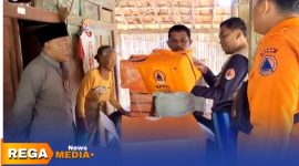 Caption: BPBD Sampang tampak didampingi anggota DPRD dan Kades saat menyerahkan bantuan logistik kepada lansia di Desa Nyeloh, (dok. Harry Rega Media). 