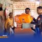 Caption: BPBD Sampang tampak didampingi anggota DPRD dan Kades saat menyerahkan bantuan logistik kepada lansia di Desa Nyeloh, (dok. Harry Rega Media). 