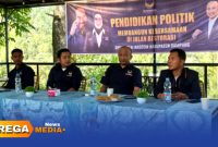 Caption: tengah, Ketua DPD Partai NasDem Sampang Surya Noviantoro, berdampingan dengan Ketua DPRD Sampang Rudi Kurniawan, disela acara pendidikan politik, (dok. foto istimewa). 