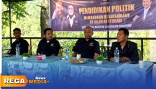 Caption: tengah, Ketua DPD Partai NasDem Sampang, Surya Noviantoro, disela acara pendidikan politik, (dok. foto istimewa). 