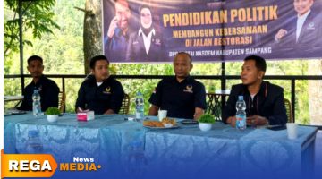 Caption: tengah, Ketua DPD Partai NasDem Sampang, Surya Noviantoro, disela acara pendidikan politik, (dok. foto istimewa). 