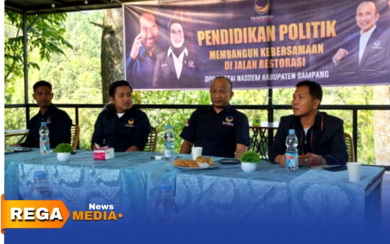 Caption: tengah, Ketua DPD Partai NasDem Sampang Surya Noviantoro, berdampingan dengan Ketua DPRD Sampang Rudi Kurniawan, disela acara pendidikan politik, (dok. foto istimewa). 