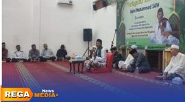 Caption: KH Ali Mahrus Pengasuh Ponpes Hidayatul Mubtadi'in Pangilen, menyampaikan tausiahnya kepada jamaah Masjid Asy-Syuhada dalam acara peringatan isra' mi'raj, (dok. Suharto Rega Media). 