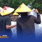 Caption: memakai topi ala petani, sejumlah mahasiswa saat aksi demo di depan Kantor Disperta-KP Sampang, (dok. Harry Rega Media). 