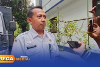 Caption: Kabid Sarana Pertanian Disperta-KP Sampang, Nurdin, diwawancara awak media usai aksi demonstrasi, (dok. Harry Rega Media). 