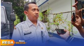 Caption: Kabid Sarana Pertanian Disperta-KP Sampang, Nurdin, diwawancara awak media usai aksi demonstrasi, (dok. Harry Rega Media). 