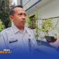 Caption: Kabid Sarana Pertanian Disperta-KP Sampang, Nurdin, diwawancara awak media usai aksi demonstrasi, (dok. Harry Rega Media). 