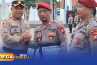 Caption: Kapolres Pamekasan AKBP Hendra Eko Triyulianto berjabat tangan dengan Kasat Reskrim AKP Doni Setiawan, usai memberikan piagam penghargaan, (dok. Kurdi Rega Media). 