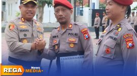 Caption: Kapolres Pamekasan AKBP Hendra Eko Triyulianto berjabat tangan dengan Kasat Reskrim AKP Doni Setiawan, usai memberikan piagam penghargaan, (dok. Kurdi Rega Media). 