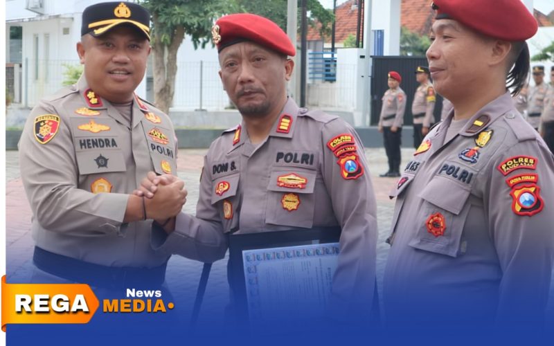Caption: Kapolres Pamekasan AKBP Hendra Eko Triyulianto berjabat tangan dengan Kasat Reskrim AKP Doni Setiawan, usai memberikan piagam penghargaan, (dok. Kurdi Rega Media). 