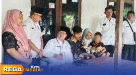 Caption: tim lintas OPD terkait saat mendatangi rumah Rudiyanto, di Rongkarong Gladak Anyar Pamekasan, (dok. Kurdi Rega Media). 