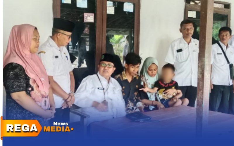 Caption: tim lintas OPD terkait saat mendatangi rumah Rudiyanto, di Rongkarong Gladak Anyar Pamekasan, (dok. Kurdi Rega Media). 