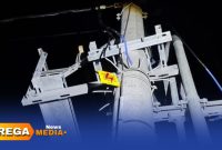 Caption: tiang trafo lampu penerangan jalan umum di JLS yang menjadi sasaran pelaku pencurian, (sumber foto: PLN ULP Sampang). 