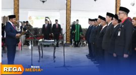 Caption: Bupati Sumenep Achmad Fauzi Wongsojudo, saat mengambil sumpah jabatan dan melantik sejumlah pejabat, (sumber foto. Media Center Sumenep). 