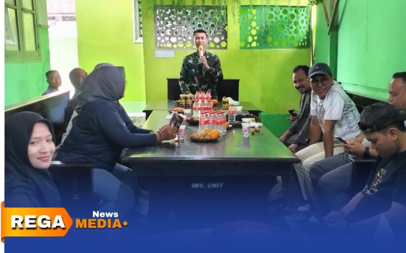 Caption: Dandim 0826 Pamekasan Letkol Kav Agus Wibowo Hendratmoko menyampaikan sambutannya, saat acara coffe morning bersama insan pers, (dok. Kurdi Rega Media). 
