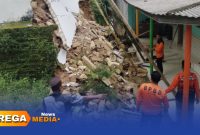 Caption: tanah terus bergerak, tampak rumah warga di Desa Sana Daya Pamekasan mulai ambruk, (dok. Kurdi Rega Media).