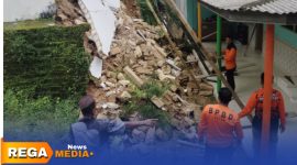 Caption: tanah terus bergerak, tampak rumah warga di Desa Sana Daya Pamekasan mulai ambruk, (dok. Kurdi Rega Media).