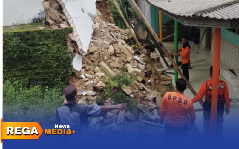 Caption: tanah terus bergerak, tampak rumah warga di Desa Sana Daya Pamekasan mulai ambruk, (dok. Kurdi Rega Media).