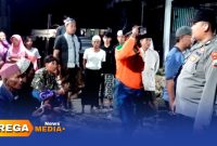 Caption: sejumlah warga Desa Gersempal berada di halaman rumah terduga pelaku wanita inisial SH, dan tampak anggota Polsek Omben melakukan pengamanan, (sumber foto: Humas Polres Sampang). 