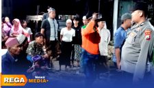 Caption: sejumlah warga Desa Gersempal berada di halaman rumah terduga pelaku wanita inisial SH, dan tampak anggota Polsek Omben melakukan pengamanan, (sumber foto: Humas Polres Sampang). 