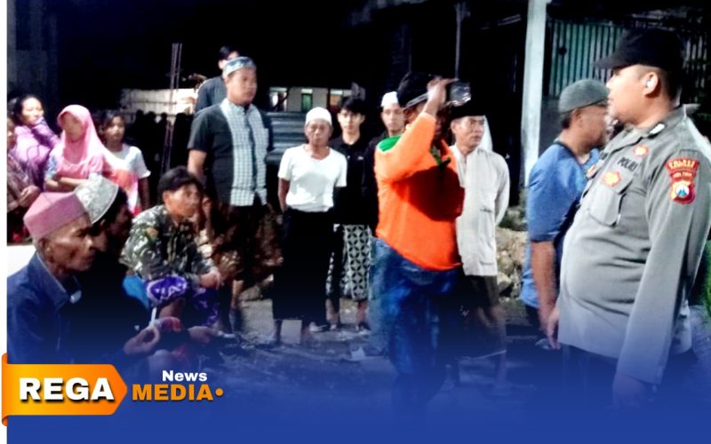Caption: sejumlah warga Desa Gersempal berada di halaman rumah terduga pelaku wanita inisial SH, dan tampak anggota Polsek Omben melakukan pengamanan, (sumber foto: Humas Polres Sampang). 