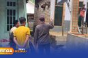 Caption: jaket hitam, Ketua DPRD Pamekasan Ali Masykur saat meninjau rumah warga Sana Daja yang rusak akibat fenomena tanah gerak, (dok. Kurdi Rega Media). 
