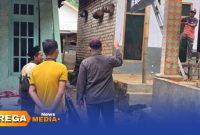 Caption: jaket hitam, Ketua DPRD Pamekasan Ali Masykur saat meninjau rumah warga Sana Daja yang rusak akibat fenomena tanah gerak, (dok. Kurdi Rega Media). 