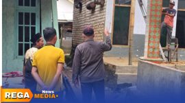 Caption: jaket hitam, Ketua DPRD Pamekasan Ali Masykur saat meninjau rumah warga Sana Daja yang rusak akibat fenomena tanah gerak, (dok. Kurdi Rega Media). 