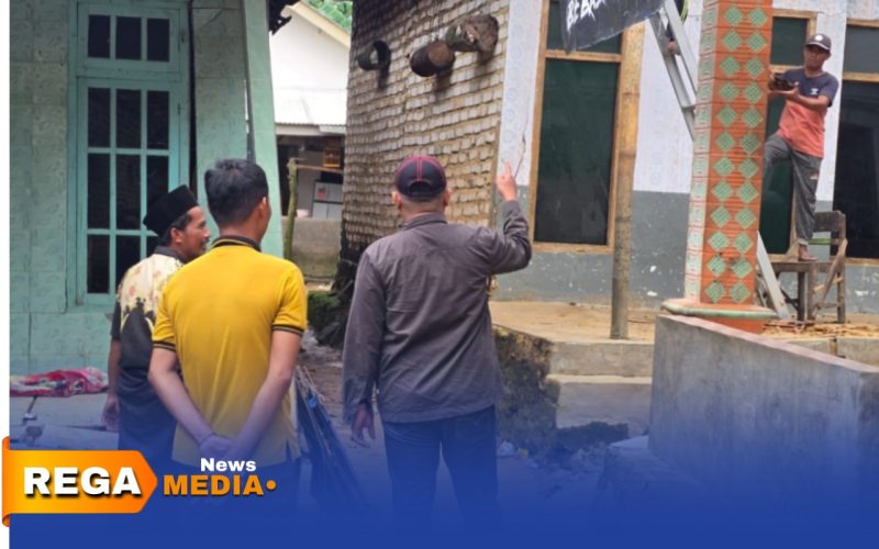 Caption: jaket hitam, Ketua DPRD Pamekasan Ali Masykur saat meninjau rumah warga Sana Daja yang rusak akibat fenomena tanah gerak, (dok. Kurdi Rega Media). 