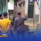 Caption: jaket hitam, Ketua DPRD Pamekasan Ali Masykur saat meninjau rumah warga Sana Daja yang rusak akibat fenomena tanah gerak, (dok. Kurdi Rega Media). 